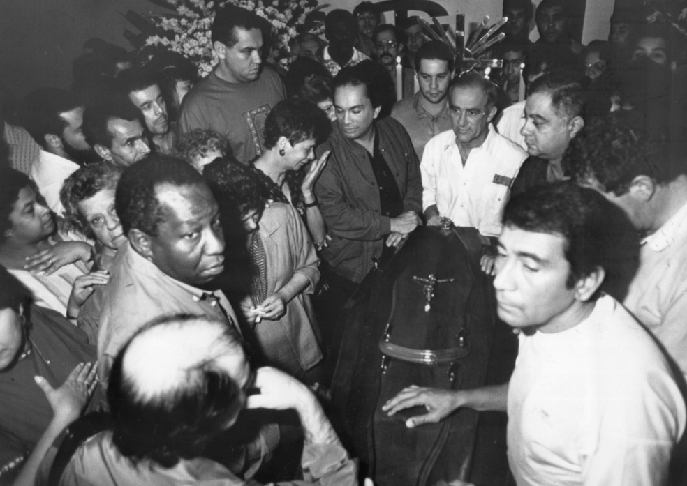 Mussum, Dedé e Didi entre familiares ao redor do caixão de Zacarias, em Sete Lagoas — Foto: Antonio Lara/Agência O GLOBO