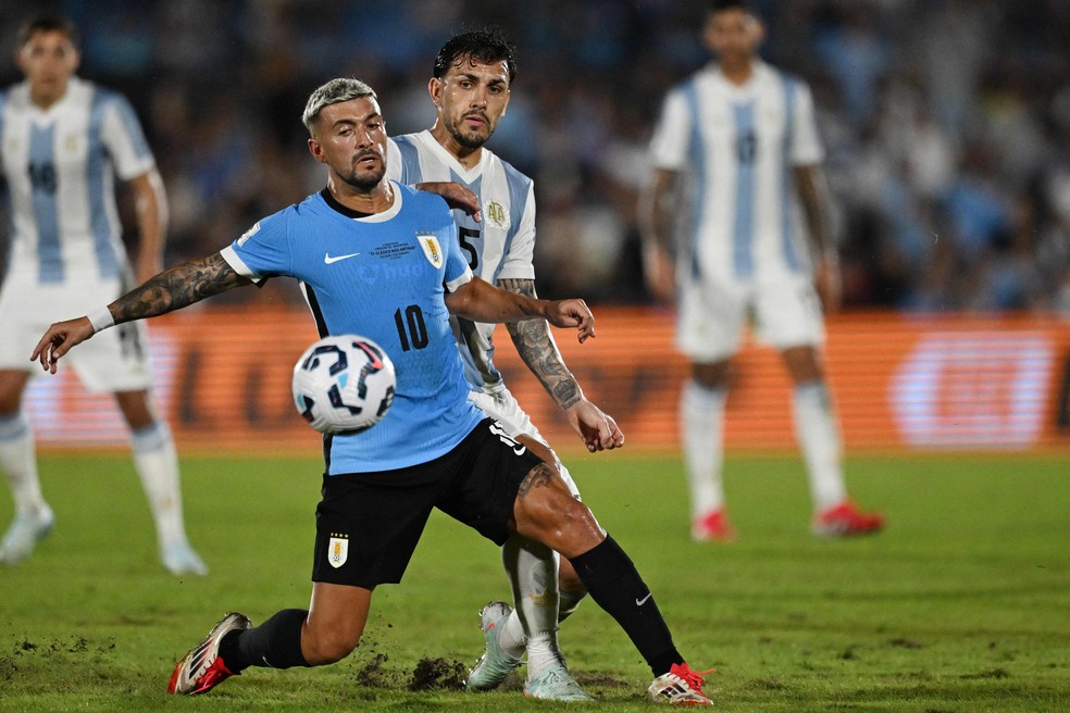 Arrascaeta contra a Argentina, nas Eliminatórias — Foto: Eitan ABRAMOVICH / AFP