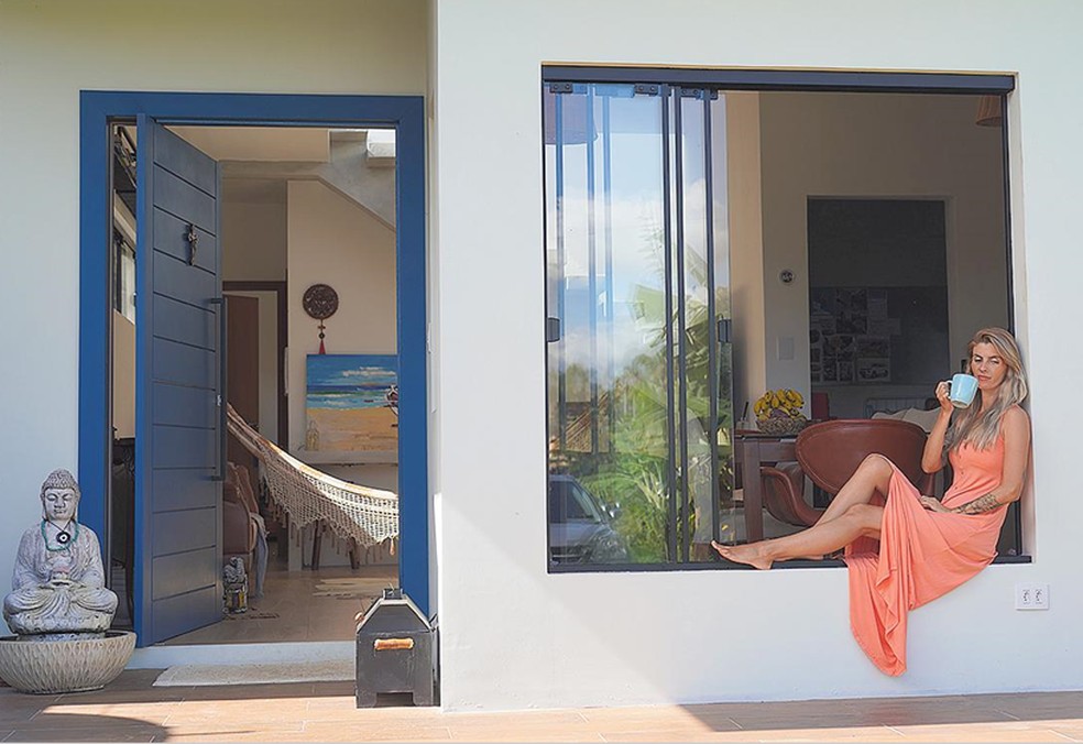 Deise Linhares na casa no litoral de Santa Catarina, que divulga com o marido no Instagram — Foto: Agência O Globo