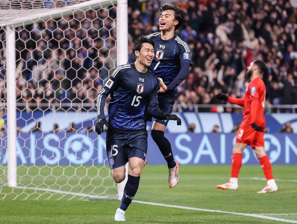 Daichi Kamada marcou um dos gols sobre o Bahrein — Foto: JIJI Press / AFP