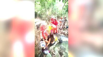 Dois adolescentes ficam feridos em queda em cachoeira na Zona Sul do Rio