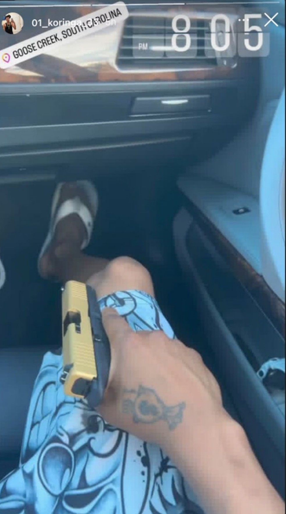 Conhecido como Koringa, brasileiro que seria líder de gangue nos EUA posa com arma em story do Instagram — Foto: Reprodução