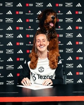 Jogadora renova contrato com Manchester United e cachorro rouba cena durante assinatura; veja vídeo