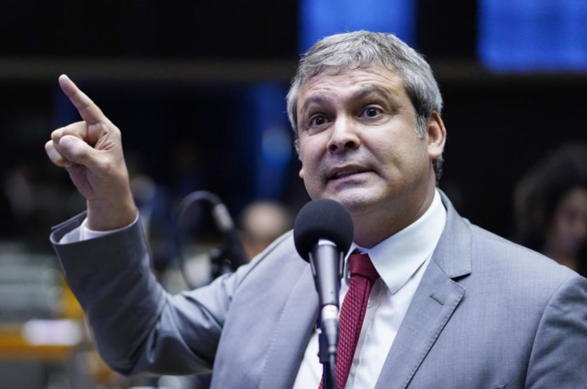 Líder do PT vai à PGR contra ataque de Van Hattem ao STF, após Bolsonaro se tornar réu por golpe