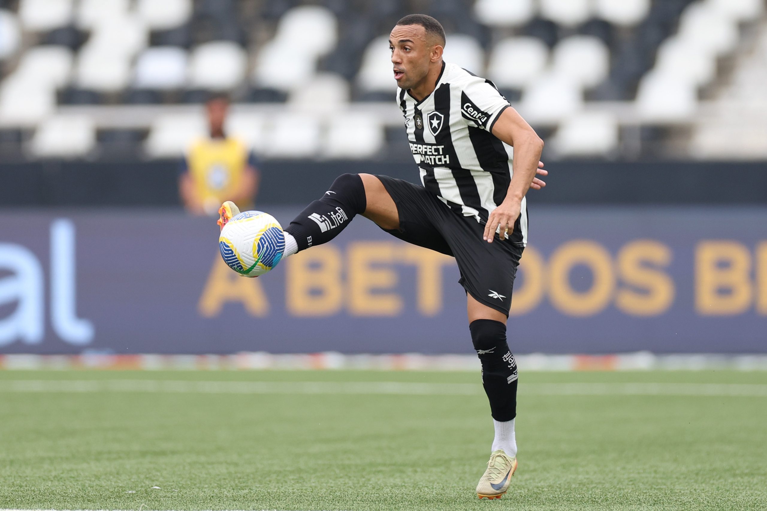 Marçal é regularizado no BID da CBF e poderá reestrear pelo Botafogo contra o Palmeiras