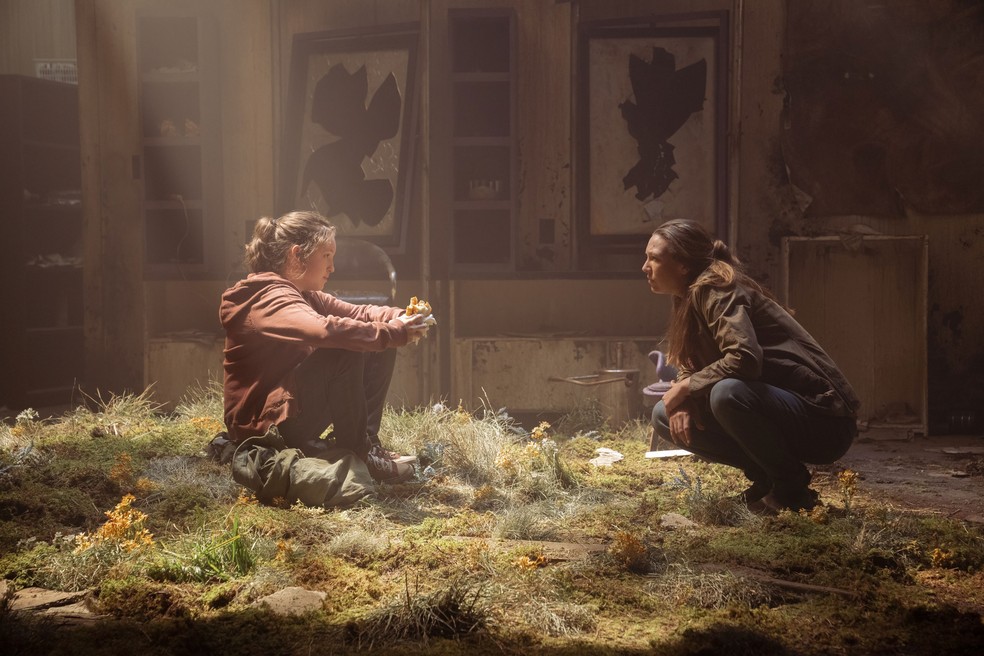 Ellie (Bella Ramsey) e Tess (Anna Torv) no segundo episódio de 'The Last of us' — Foto: HBO