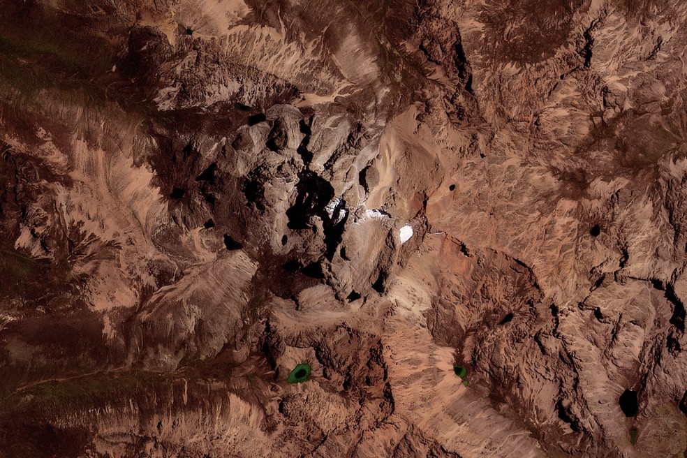 Esta imagem de satélite de distribuição tirada pelo 2025 Planet Labs PBC em 31 de agosto de 2024 mostra a geleira no Monte Quênia localizada dentro do Parque Nacional do Monte Quênia — Foto: © 2025 PLANET LABS PBC / AFP