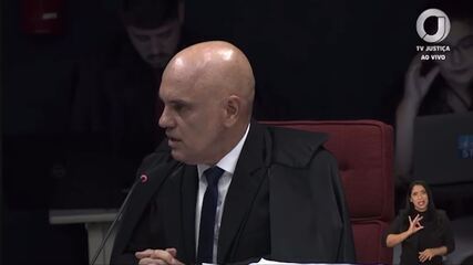 Moraes exibe vídeos durante julgamento e descreve atos como 'guerra campal'