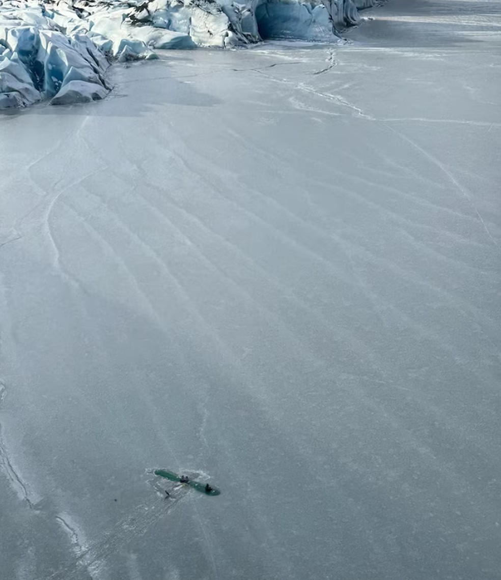 Avião ficou parcialmente submerso em lago do Alasca após acidente — Foto: Alaska National Guard