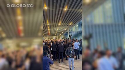 Bolsonaro é interrompido por 'marcha fúnebre' na saída do Senado