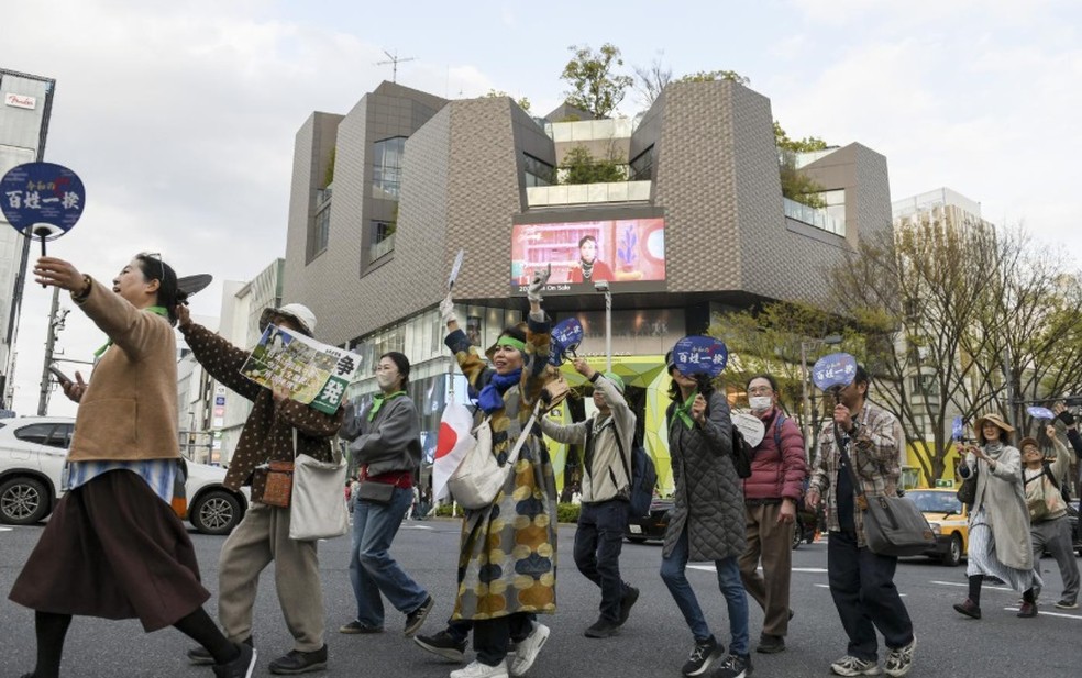 Agricultores protestam em Tóquio: escassez de arroz está causando descontentamento entre agricultores e consumidores no Japão e chamando a atenção para uma política que, segundo alguns, agravou a falta do alimento — Foto: Noriko Hayashi/The New York Times
