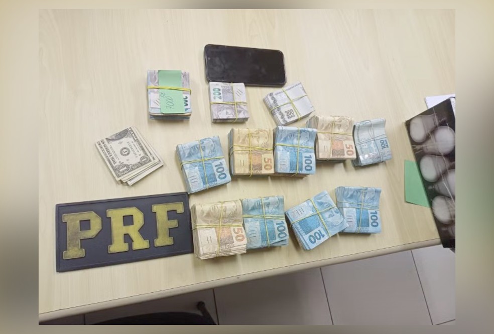 PRF apreende R$ 100 mil em dinheiro no carro de Leo Vieira, prefeito de São João de Meriti — Foto: Reprodução