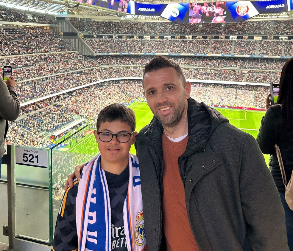 Montillo levou Santino, filho mais novo com síndrome de Down, para ver jogo do Real Madrid, no Santiago Bernabéu — Foto: Arquivo pessoal