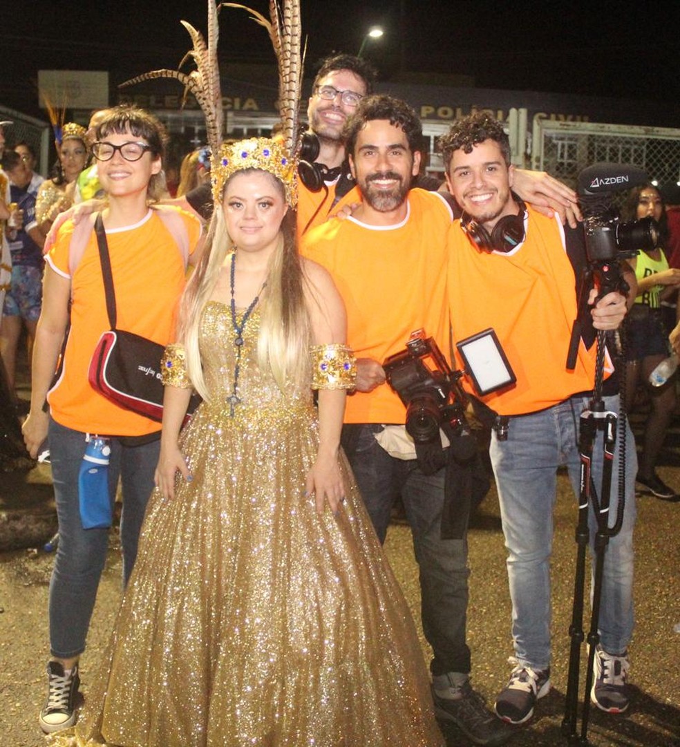 Tathi Piancastelli com a equipe do filme — Foto: Divulgação