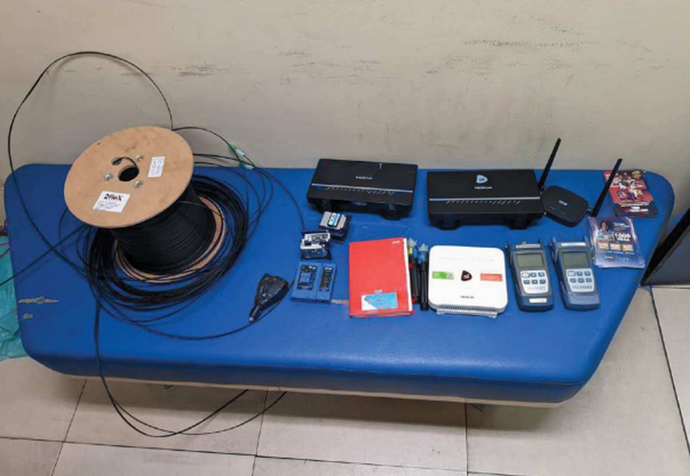Traficantes roubam material das empresas regularizadas e passam a oferecer o próprio serviço de internet — Foto: Reprodução