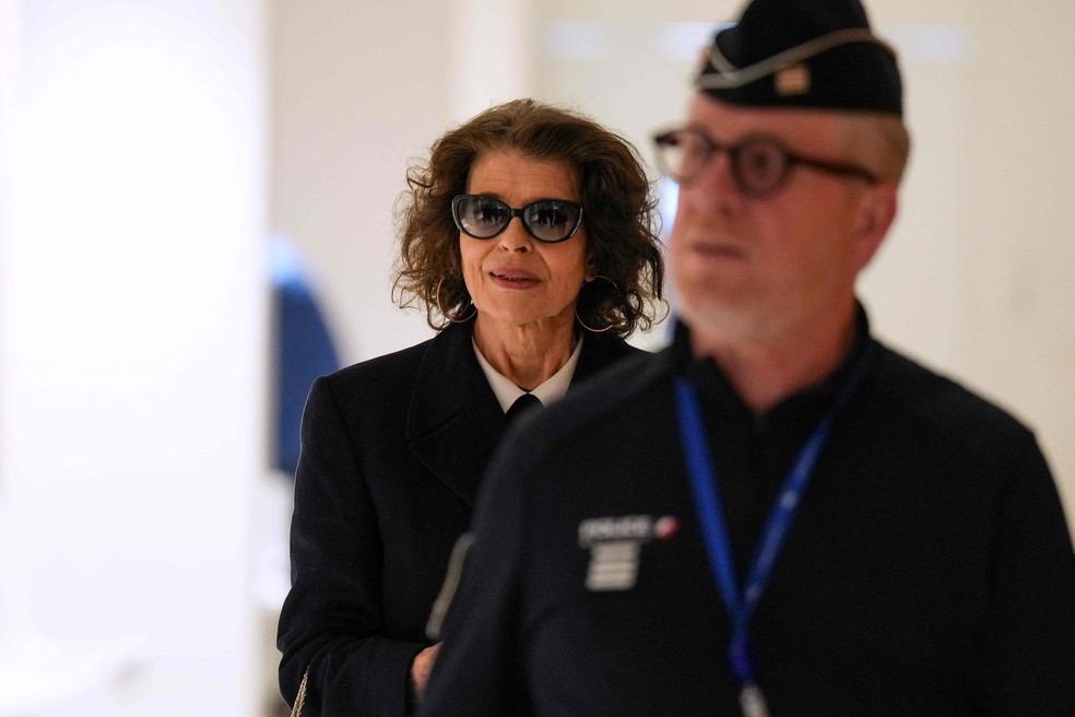 Atriz Fanny Ardant foi ao julgamento para testemunhar em defesa de Gérard Depardieu — Foto: Dimitar DILKOFF / AFP