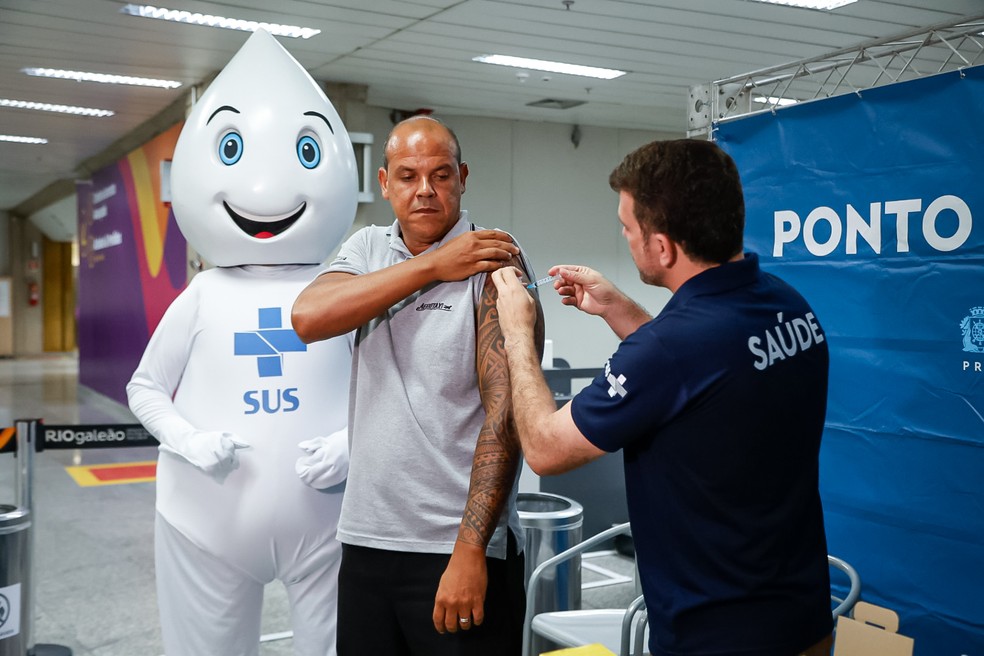Aplicação da vacina no Aeroporto Internacional do Rio de Janeiro — Foto: Edu Kapps / SMS
