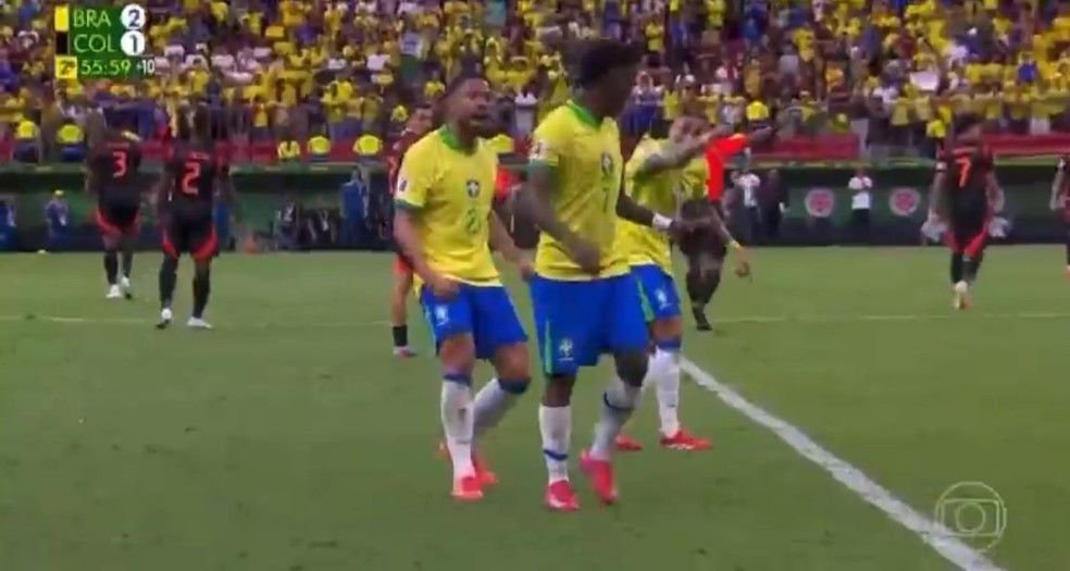 Vini Jr. leva bronca de Raphinha e Matheus Cunha — Foto: Reprodução/TV Globo