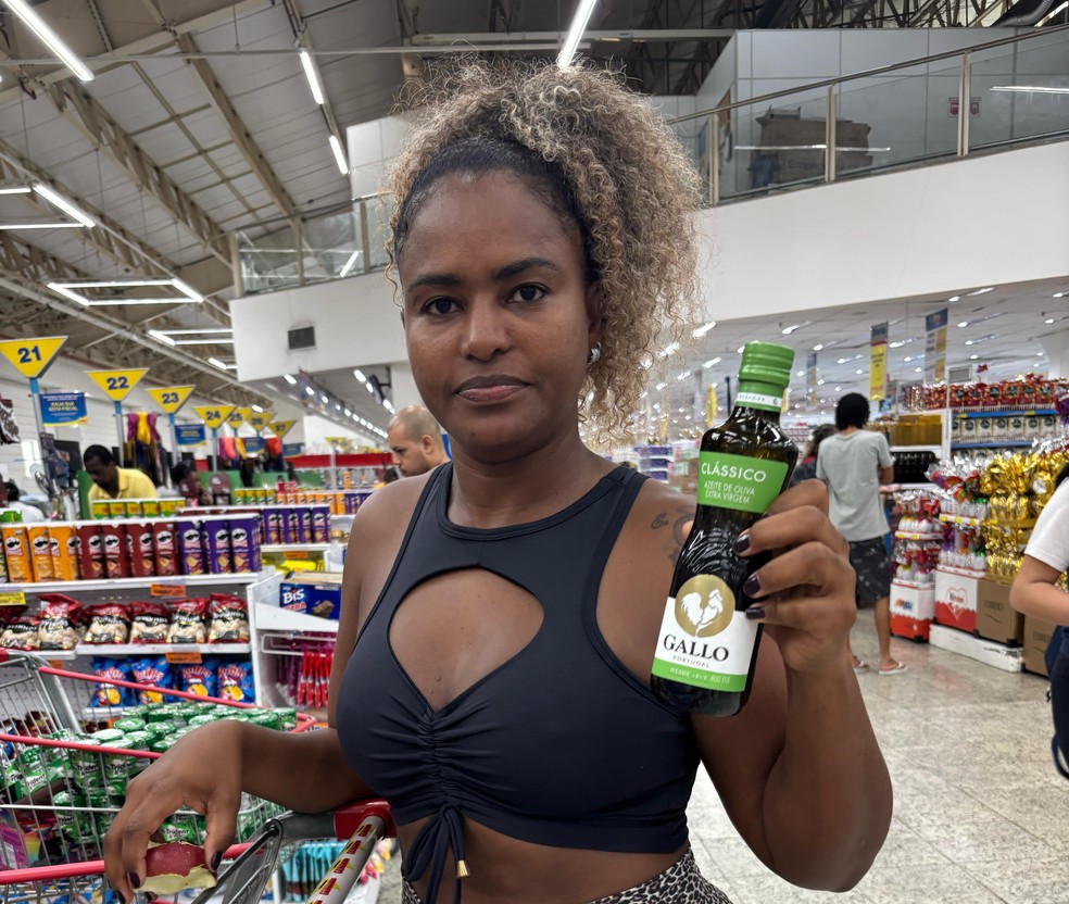 A vendedora Suzana Ferreira já vê impacto no preço do azeite: 'Está bom, não barato' — Foto: Caroline Nunes/O Globo