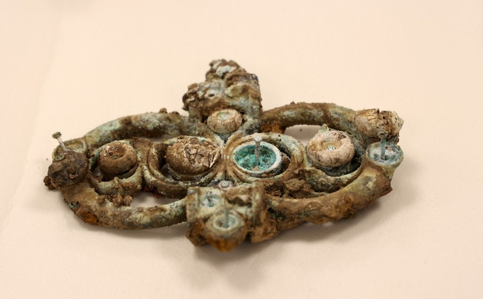 Na fotografia, um dos 800 objetos da Idade do Ferro escavados perto da vila de Melsonby, no povoado de Yorkshire, por uma equipe de arqueólogos da Universidade de Durham. — Foto: AFP / RAOUL DIXON / DURHAM UNIVERSITY