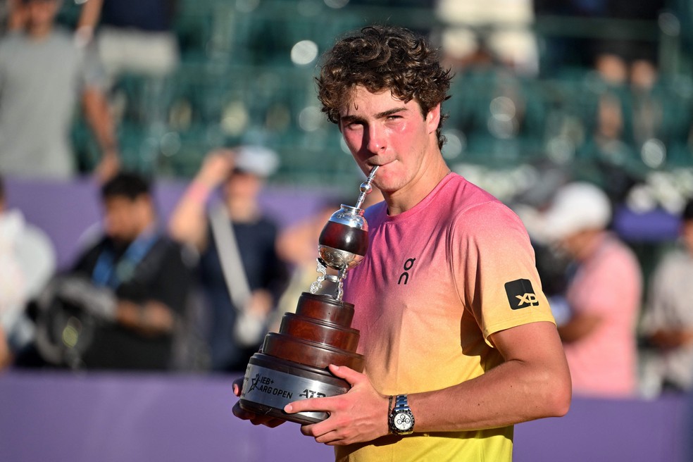 João Fonseca com o troféu do ATP Buenos Aires — Foto: Luis ROBAYO / AFP