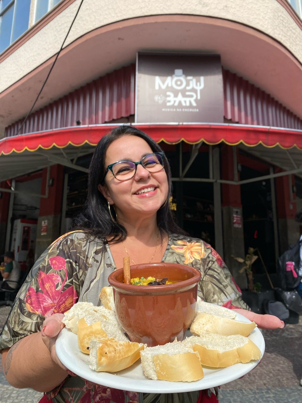 Alessandra Rei, sócia do Mojubar, criou o prato Odara, inspirado em um curry de frango popular na África do Sul — Foto: Divulgação