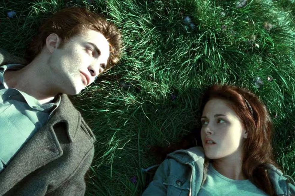 Robert Pattinson (Edward) e Kristen Stewart (Bella) em uma cena de "Crepúsculo" — Foto: Reprodução