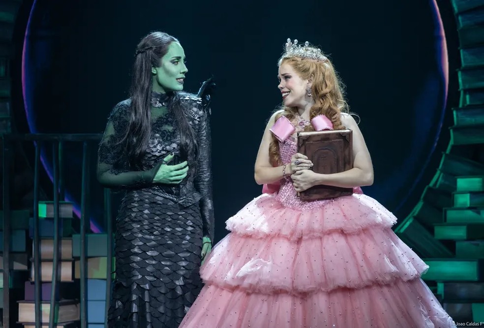 Atrizes Myra Ruiz e Fabi Bang como Elphaba e Glinda em temporada anterior de "Wicked" — Foto: Divulgação/João Caldas