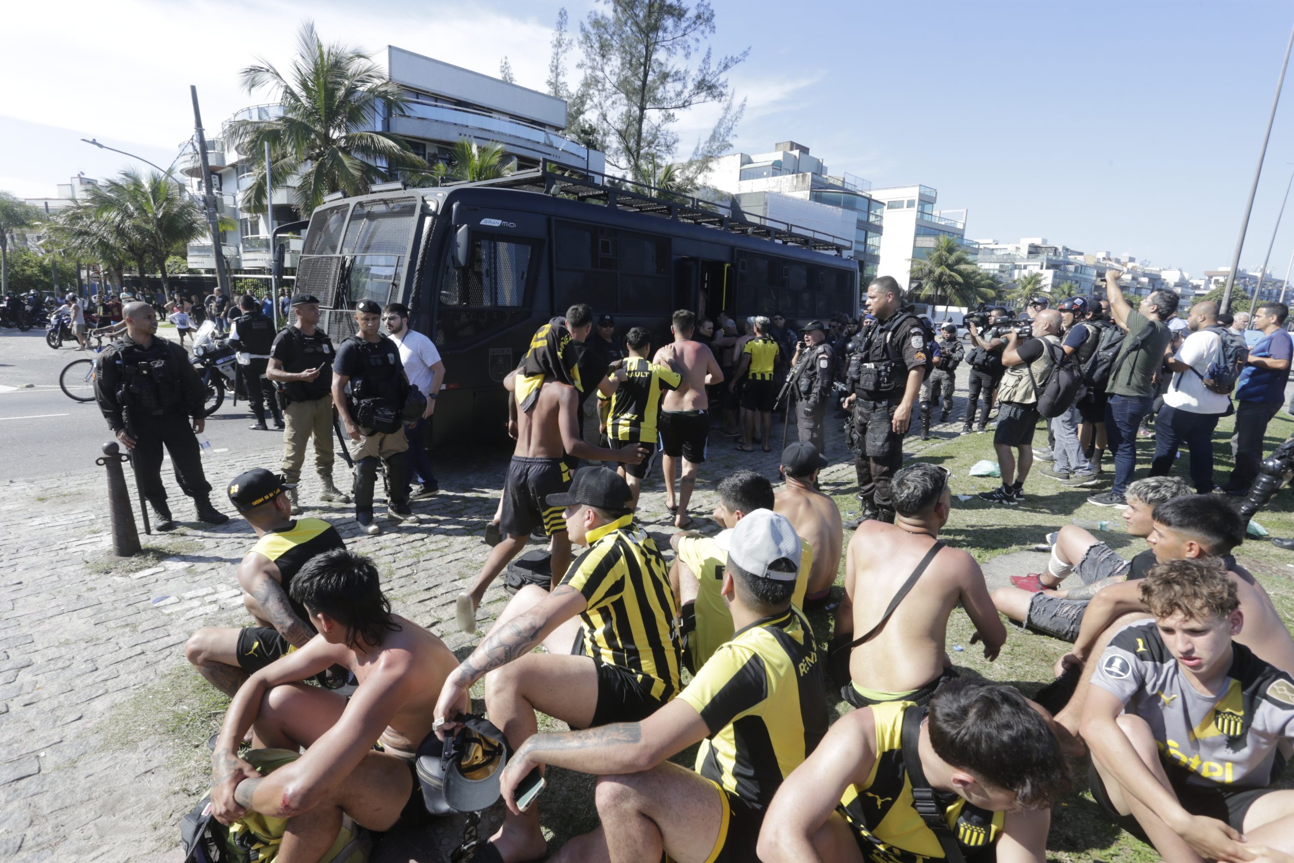 'Los pibes': torcedores do Peñarol seguem enrolados com a Justiça seis meses após arruaça no Rio
