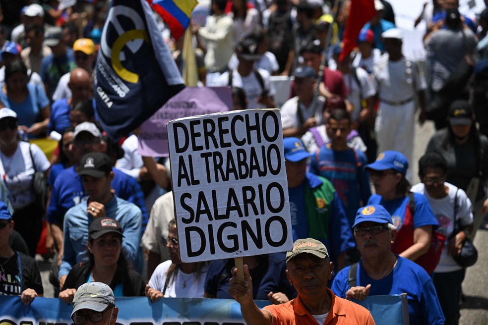 Manifestantes em marcha no Dia do Trabalho pedem salário mínimo digno na Venezuela — Foto: FEDERICO PARRA/AFP