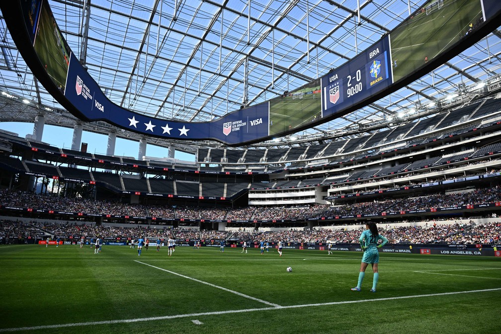 SoFi Stadium será palco no Mundial masculino e na Olimpíada de 2028: na foto goleira Phallon Tullis-Joyce se prepara para chutar — Foto: Robyn Beck / AFP