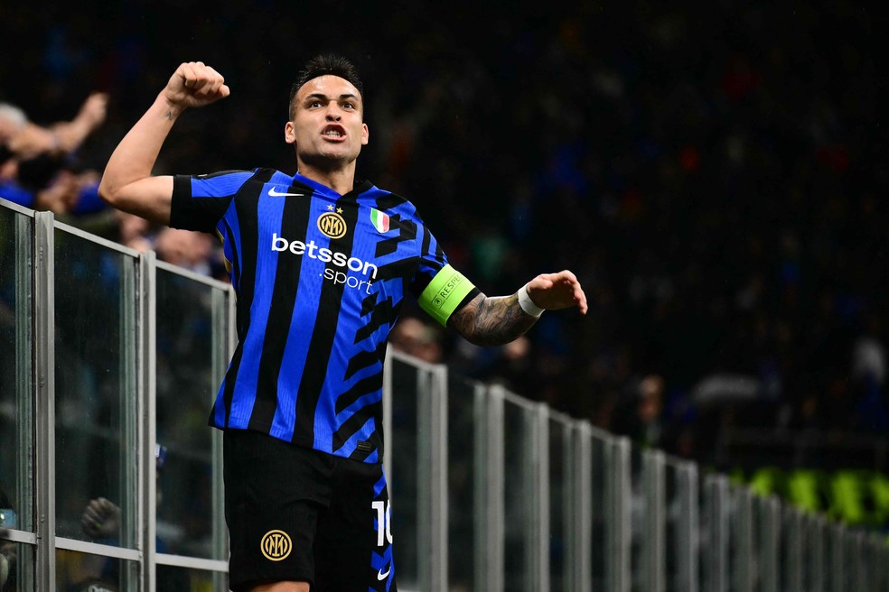 Lautaro comemora o gol marcado com a torcida — Foto: Marco Bertorello/AFP