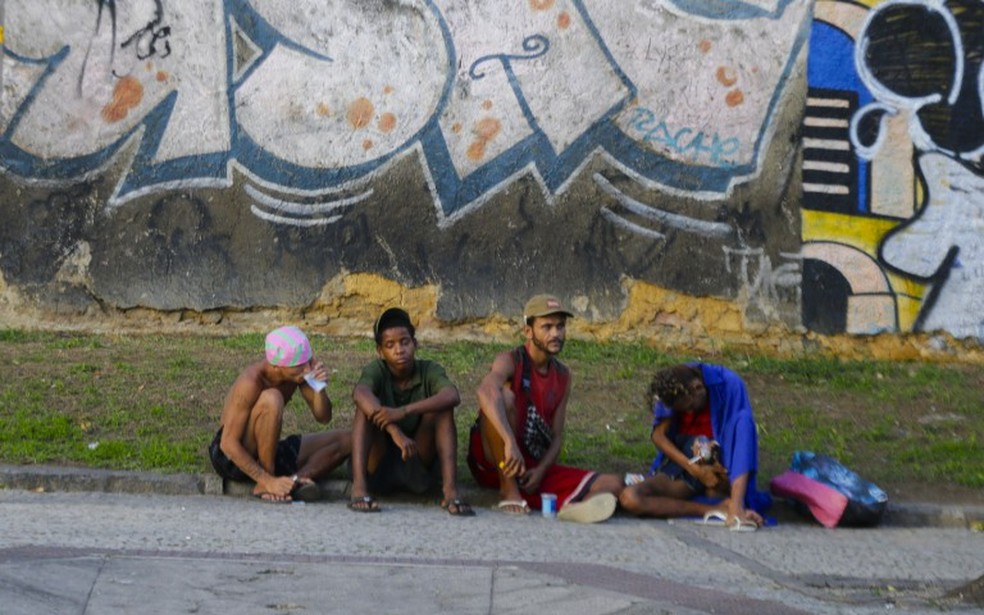 Espera. Para não chamar a atenção, pessoas em busca de drogas são orientadas a se posicionar do outro lado da rua — Foto: Domingos Peixoto/Agência O Globo