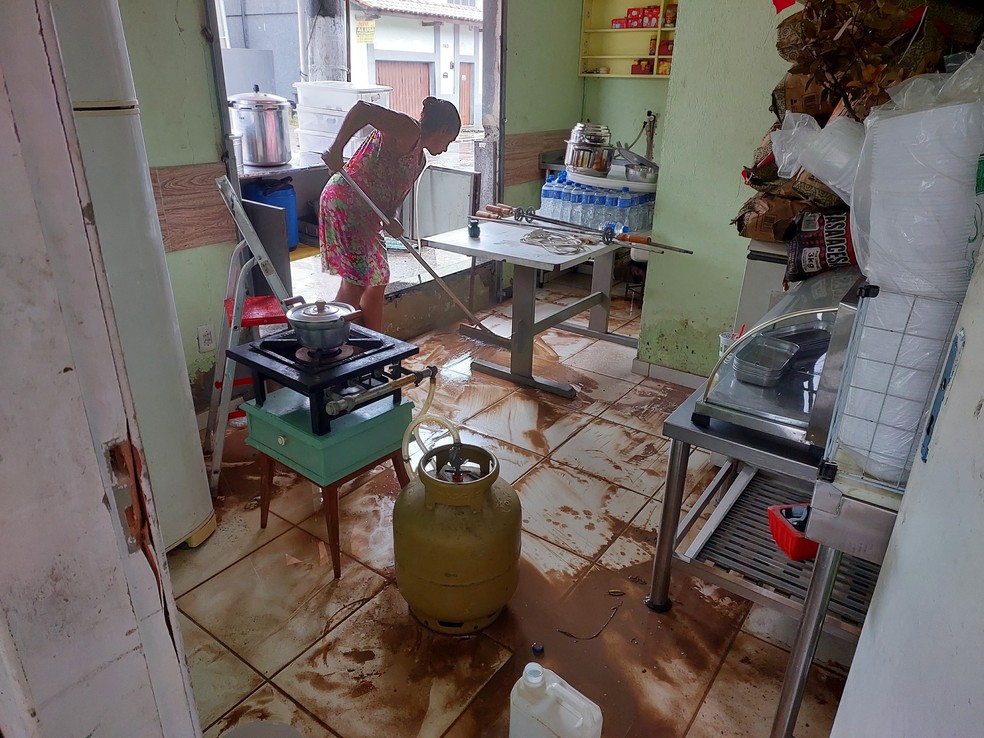 Chuva forte causa transtornos em Duque de Caxias e provoca prejuízo a moradores — Foto: Domingos Peixoto