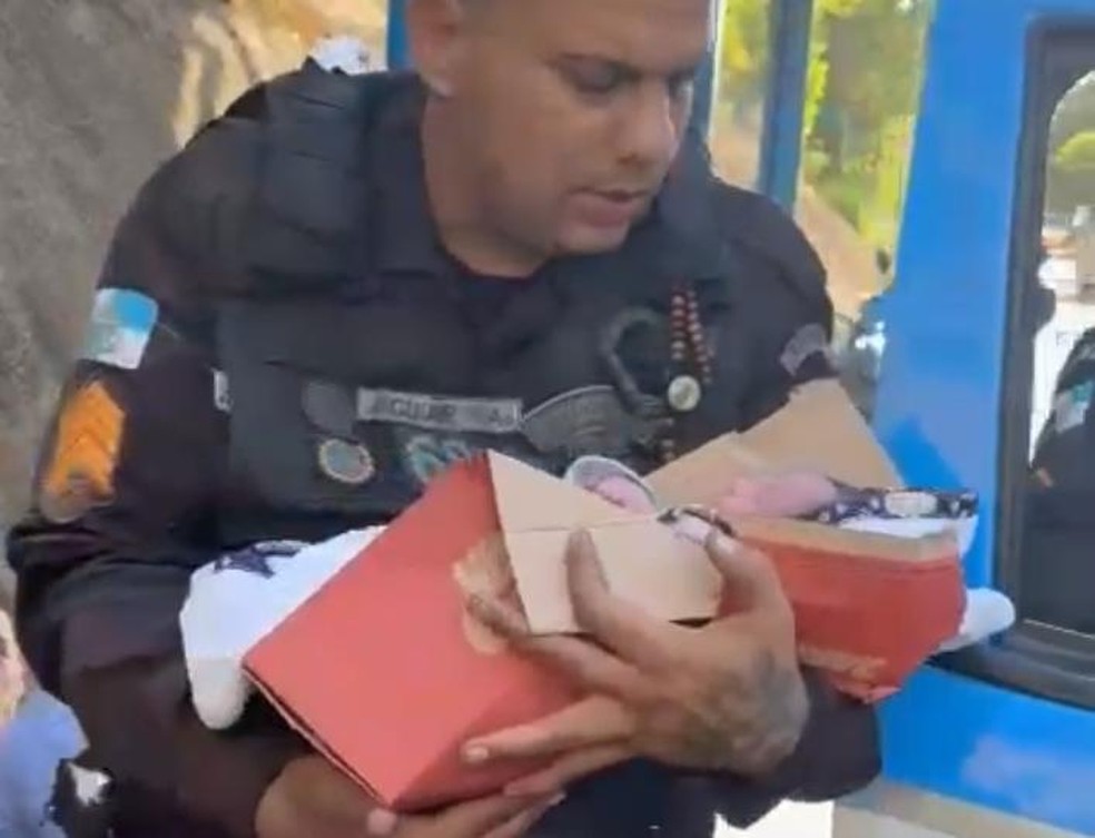 Policial resgata bebê em Belford Roxo — Foto: Reprodução