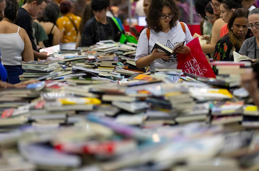 Edição especial. Visitantes da Bienal do Livro 2023: este ano, evento terá novidades como escape rooms, labirinto e roda-gigante — Foto: Leo Martins/10-09-2023
