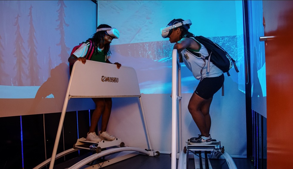 Simulador de ski do eMuseu: carreta museu faz com que usuários sejam "protagonistas" nos tours virtuais — Foto: Zozimo de Oliveira/Divulgação