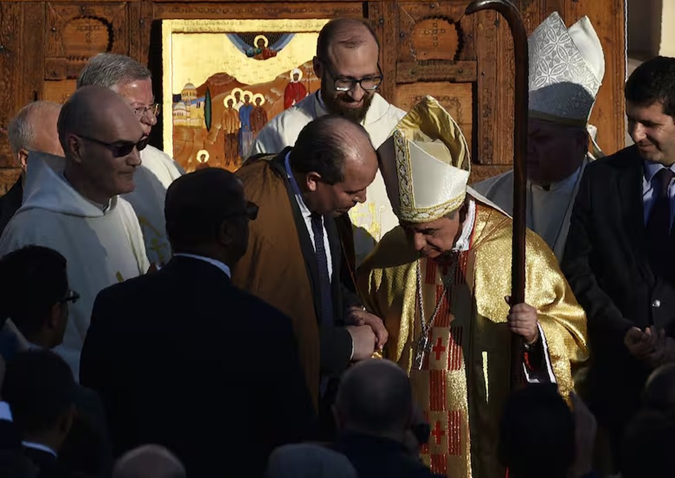 Nesta foto de arquivo tirada em 8 de dezembro de 2018, Mohammed Isa, Ministro de Assuntos Religiosos e Doações da Argélia, recebe o enviado papal Cardeal Angelo Becciu na Capela de Nossa Senhora da Santa Cruz, na cidade de Oran, no norte da Argélia — Foto: Ryad KRAMDI/AFP via La Nacion