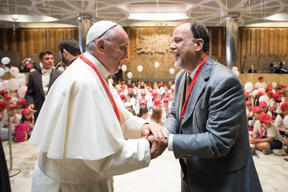 Carlos Eduardo Prazeres e Papa Francisco, no Vaticano, em 2017 — Foto: Divulgação