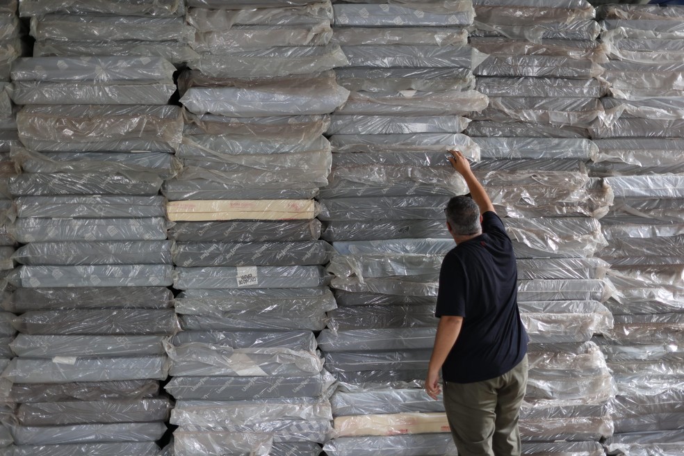 Caso seja necessário, ao menos 500 colchonetes estão a disposição de pessoas que deixarem suas casas em Petrópolis — Foto: Márcia Foletto / Agência O Globo