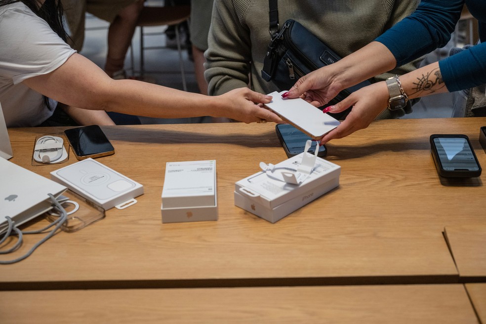 Corrida às lojas para comprar produtos da Apple antes que aumentem por causa das tarifas de trump — Foto: Bloomberg