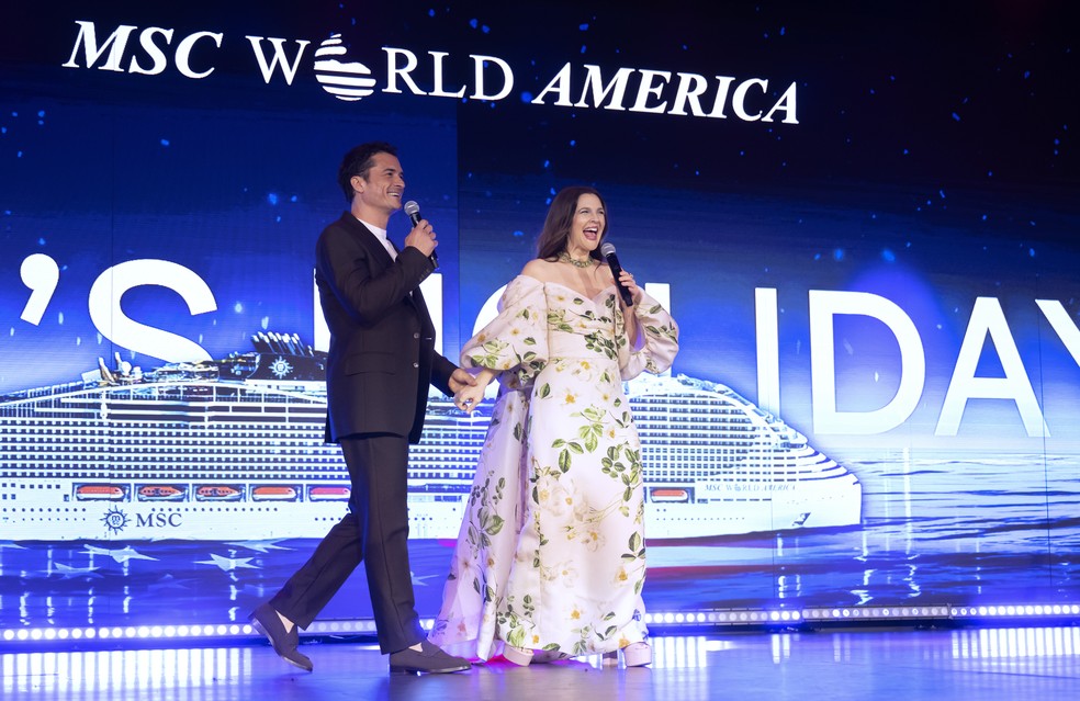 Os atores Orlando Bloom e Drew Barrymore durante a cerimônia de batismo do navio de cruzeiros MSC World America, em Miami — Foto: Divulgação / MSC Cruzeiros
