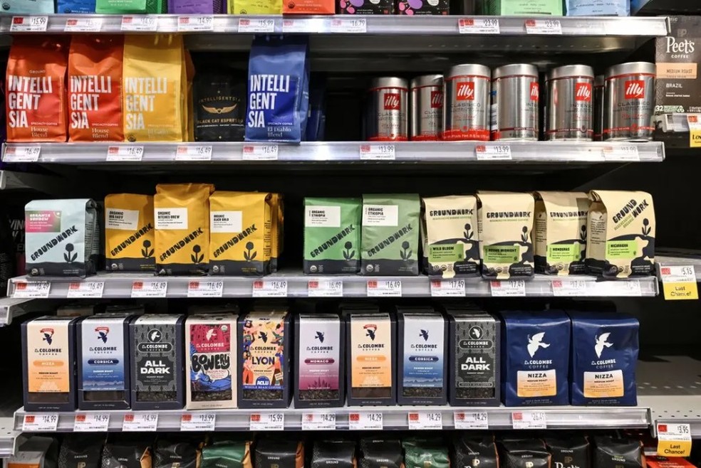 Dados iniciais mostram que os consumidores estocaram produtos após o governo Trump anunciar tarifas abrangentes sobre quase todos os parceiros comerciai — Foto: Angela Weiss/Agence France-Presse — Getty Images via The New York Times