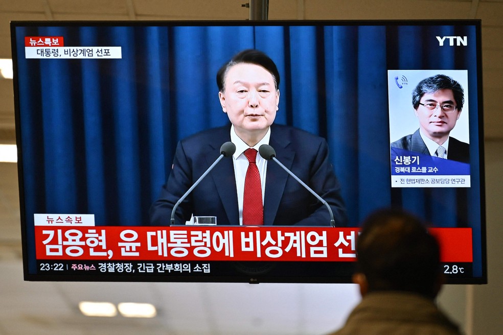 Yoon Suk Yeol anunciou a medida em pronunciamento surpresa nos canais de TV do país — Foto: Anthony WALLACE / AFP