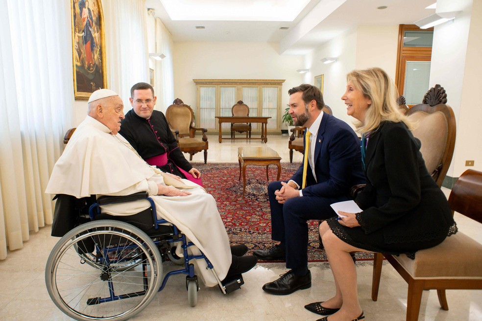 Vice-presidente dos EUA, JD Vance, se encontrou brevemente com o Papa Francisco para trocar saudações de Páscoa — Foto: AFP PHOTO / VATICAN MEDIA