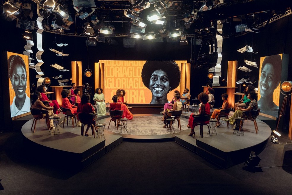 Jornalistas reverenciam Gloria Maria: Danielle França, Maju Coutinho, Aline Midlej, Flávia Oliveira, Indianara Campos, Mariana Aldano, Mariana Bispo, Denise Thomaz Bastos, Valéria Almeida, Cris Guterrez, Letícia Vidica, Mira Silva, Cynthia Martins, Luciana Piotto, Lais Franklin, Lívia Martins, Andreza Oliveira e Claudia Lima. — Foto: Divulgação/TV Globo