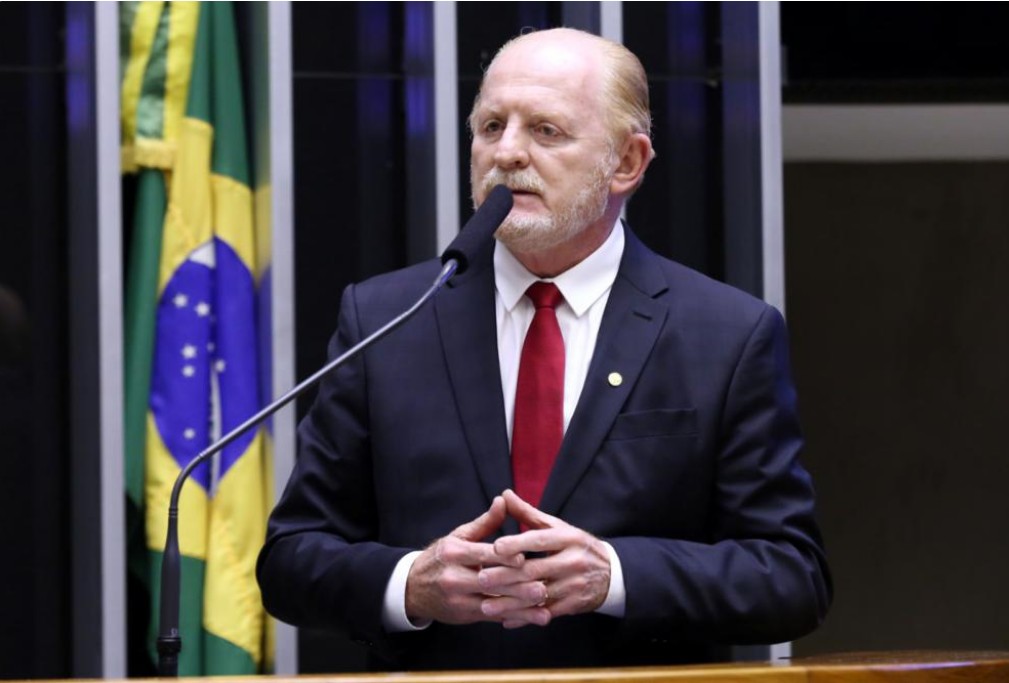 Em meio à federação com União Brasil, PP filia deputado do PL