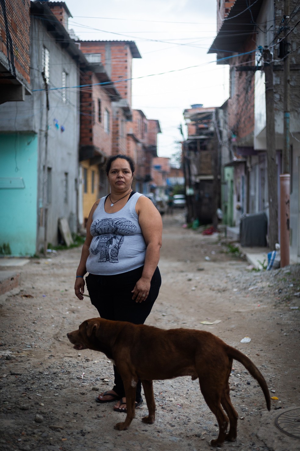 Alessandra Cunha, uma das lideranças da favela do Moinho, mora no local há 31 anos — Foto: Maria Isabel Oliveira/Agência O Globo