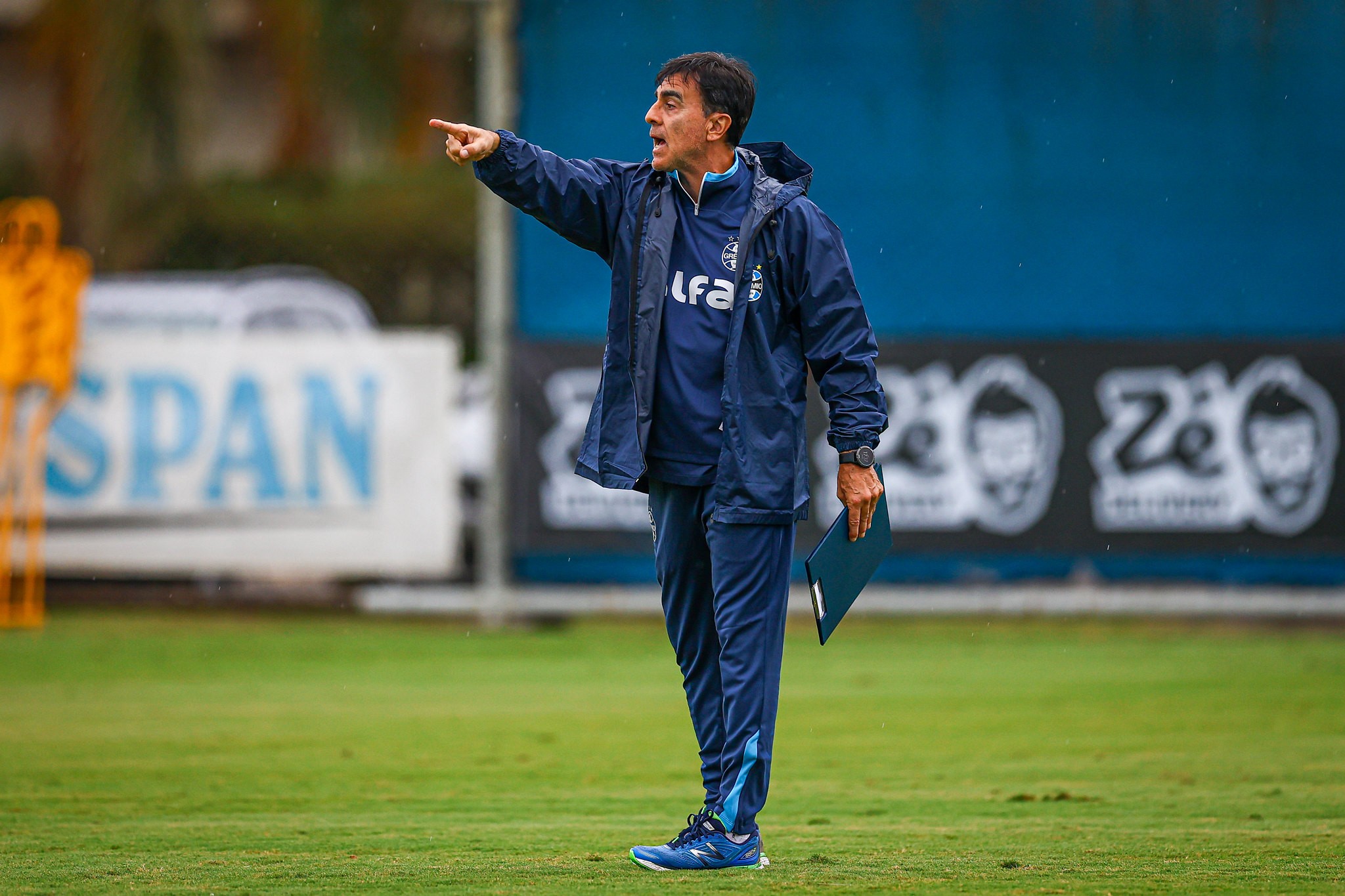 Grêmio demite o técnico Gustavo Quinteros