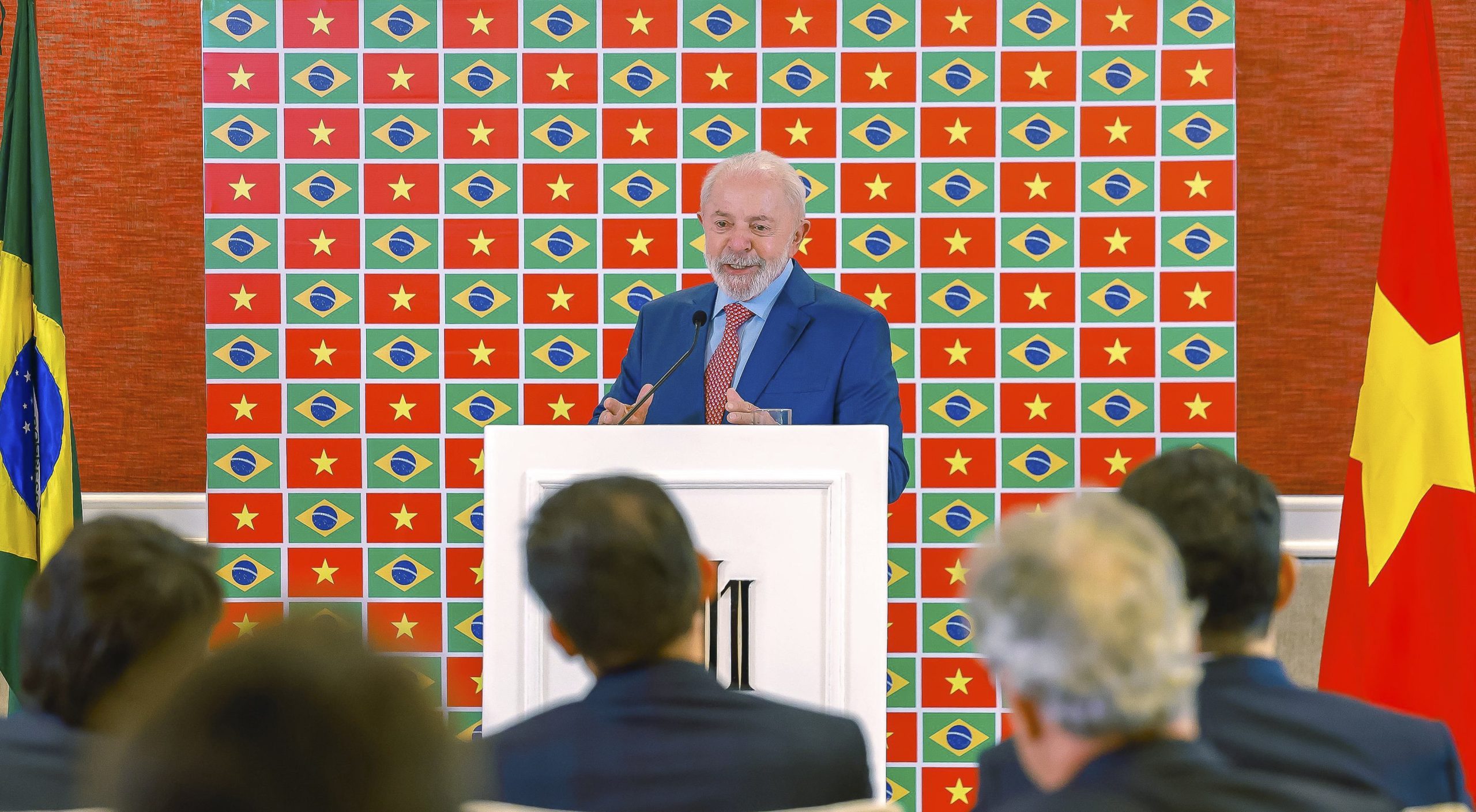 Lula passa a semana onde ainda é popular: fora do Brasil